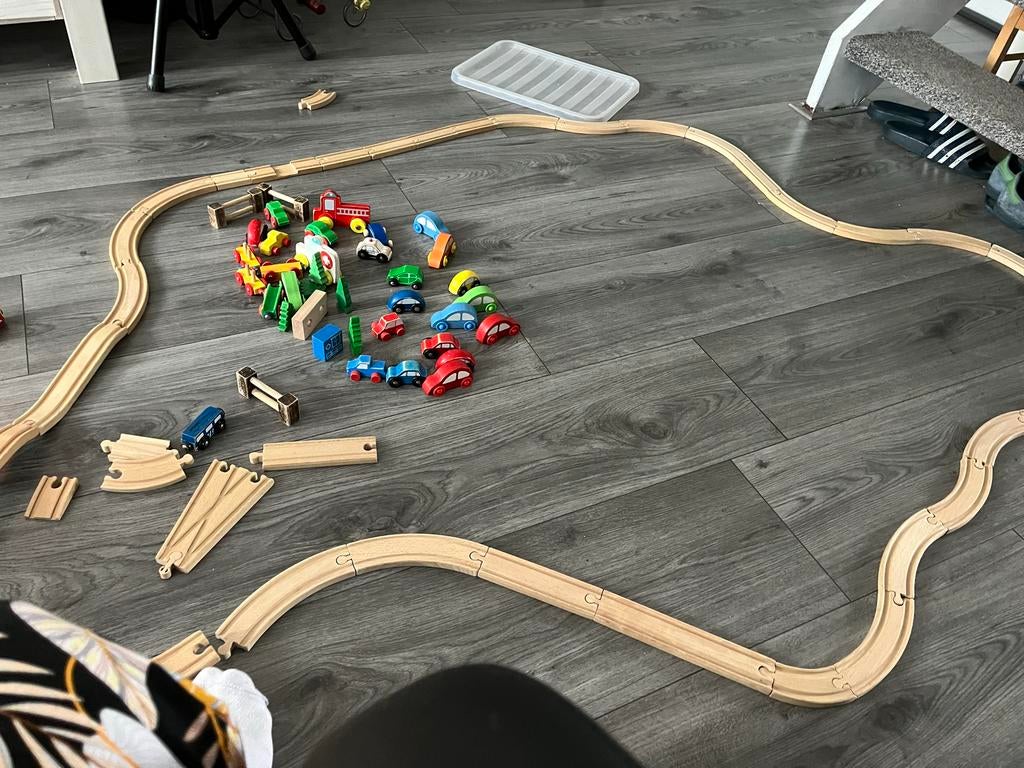 Houten treinbaan met diverse treinen en auto's, Ophalen of Verzenden, Gebruikt