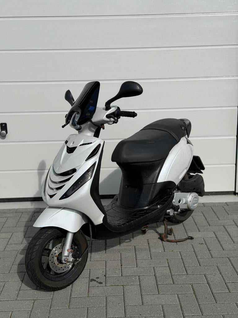 Piaggio zip 50cc 2019 nieuwstaat, Fietsen en Brommers, Scooters | Piaggio, Ophalen, Zip, Zo goed als nieuw, Benzine