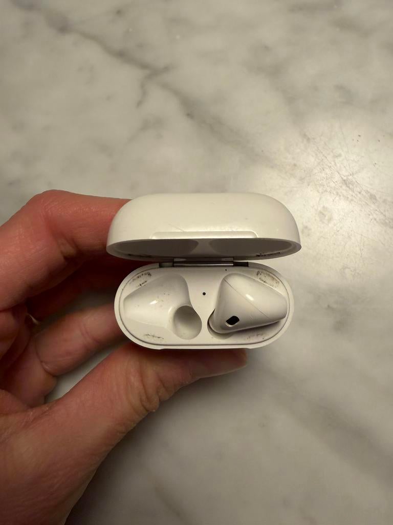 Apple AirPods Gen 2 case + rechter oortje (links ontbreekt), Ophalen of Verzenden, Gebruikt, Draadloos