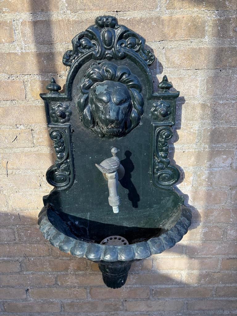Antieke gietijzeren muurfontein met leeuwenkop, Tuin en Terras, Ophalen, Gebruikt, Gietijzer, Fontein