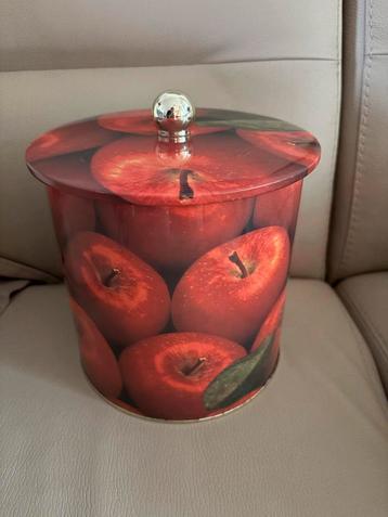 Vintage Blikken Trommel met Appels beschikbaar voor biedingen