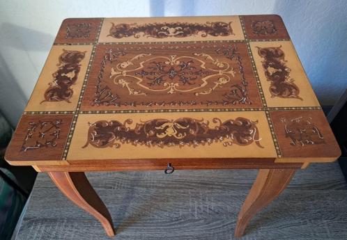 Italiaans tafeltje met muziekdoos, Antiek en Kunst, Curiosa en Brocante, Ophalen of Verzenden