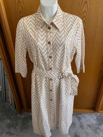 Riani, kanten doorknoopjurk in wit/ beige. beschikbaar voor biedingen
