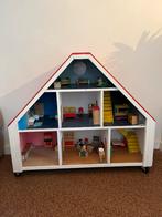 Stevig poppenhuis inclusief meubeltjes, Ophalen of Verzenden, Gebruikt, Poppenhuis