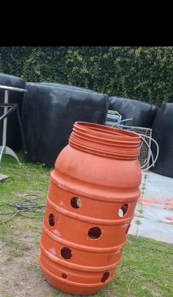 Slowfeeder  hooiton ideaal voor je paard hooi, Dieren en Toebehoren, Paarden en Pony's | Overige Paardenspullen, Zo goed als nieuw