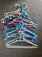 16 Kledinghangers in diverse kleuren, Ophalen of Verzenden, Gebruikt, Kunststof, Kinderen en Volwassenen