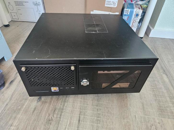 Oude Server - Zonder HDD & Voeding, Computers en Software, Desktop Pc's, Gebruikt, 2 tot 3 Ghz, Minder dan 4 GB, Met videokaart