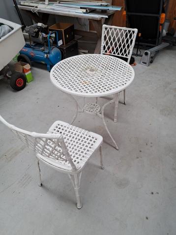 Aluminium tuintafel en stoeltjes beschikbaar voor biedingen