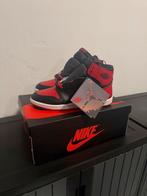 Air Jordan 1 Retro High '85 OG Bred - Maat 42- Nieuw, Kleding | Heren, Schoenen, Ophalen of Verzenden, Nieuw, Zwart, Sneakers of Gympen