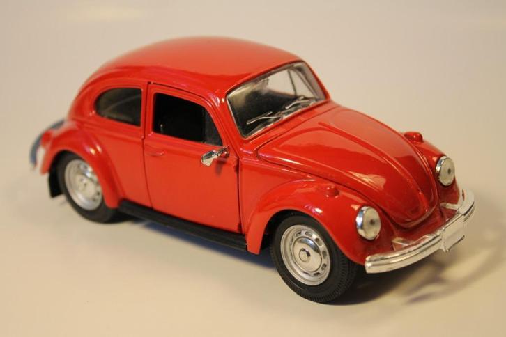 Rode Volkswagen Beetle 1973 – MAISTO - Modelauto schaal 1:24, Hobby en Vrije tijd, Modelauto's | 1:24, Zo goed als nieuw, Auto