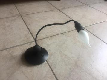 Zwarte plafondlamp beschikbaar voor biedingen