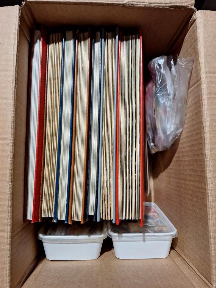 Doos met o.a  7 albums Wereld, bakjes en kilowaar, Postzegels en Munten, Postzegels | Volle albums en Verzamelingen, Nederland en Buitenland