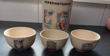 Vintage Pepernotenpot met 3 pepernoot bakjes beschikbaar voor biedingen