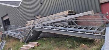 Verzinkte stalen trap, bordestrap 3.5m hoog. Gegalvaniseerd. beschikbaar voor biedingen