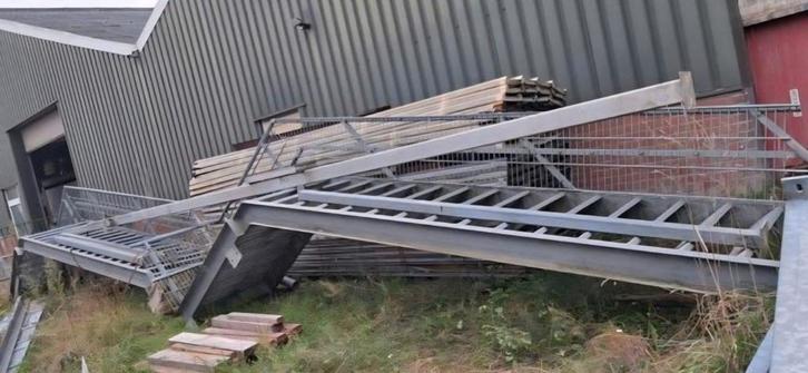 Verzinkte stalen trap, bordestrap 3.5m hoog. Gegalvaniseerd., Doe-het-zelf en Verbouw, Ladders en Trappen, Gebruikt, Trap, 2 tot 4 meter