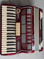 Italiaanse rode Mantovani 80 bas, 3 korig met koffer, Muziek en Instrumenten, Accordeons, Gebruikt, 80-bas, Toetsaccordeon, Met koffer