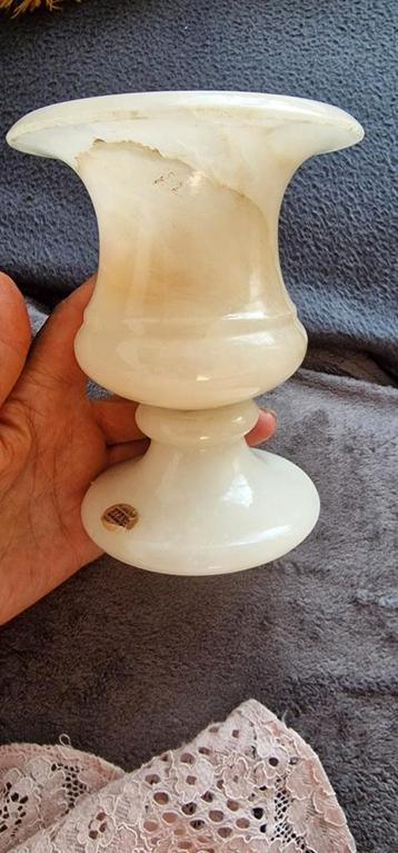 Vintage alabastros vaasje  beschikbaar voor biedingen