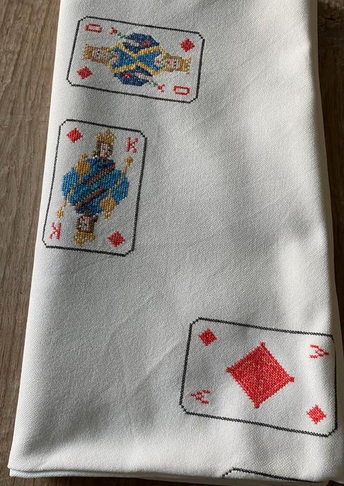 Rond 120 bij 120 zelf geborduurd., Huis en Inrichting, Tafelkleden, Zo goed als nieuw, Rond, Ophalen of Verzenden