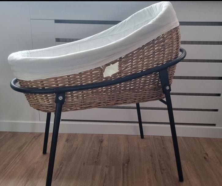 Mooie rotan wieg met standaard, Kinderen en Baby's, Babywiegjes en Ledikanten, Zo goed als nieuw, Wieg, Ophalen of Verzenden