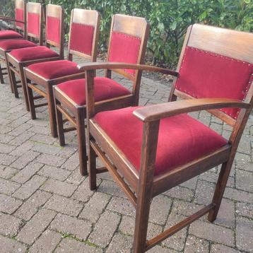 Antieke eiken stoelen met rood fluweel – set van 6

 beschikbaar voor biedingen