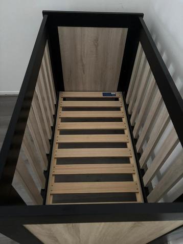 Mooi baby bed van brandwood en verschoontafel vandaag ophale beschikbaar voor biedingen