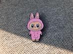 1 leuke roze pin van een Labubu te koop, Ophalen of Verzenden, Nieuw, Overige onderwerpen, Speldje of Pin