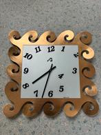 Vintage wandklok Arti & Mestieri goudkleurig metalen frame, Ophalen, Zo goed als nieuw, Wandklok