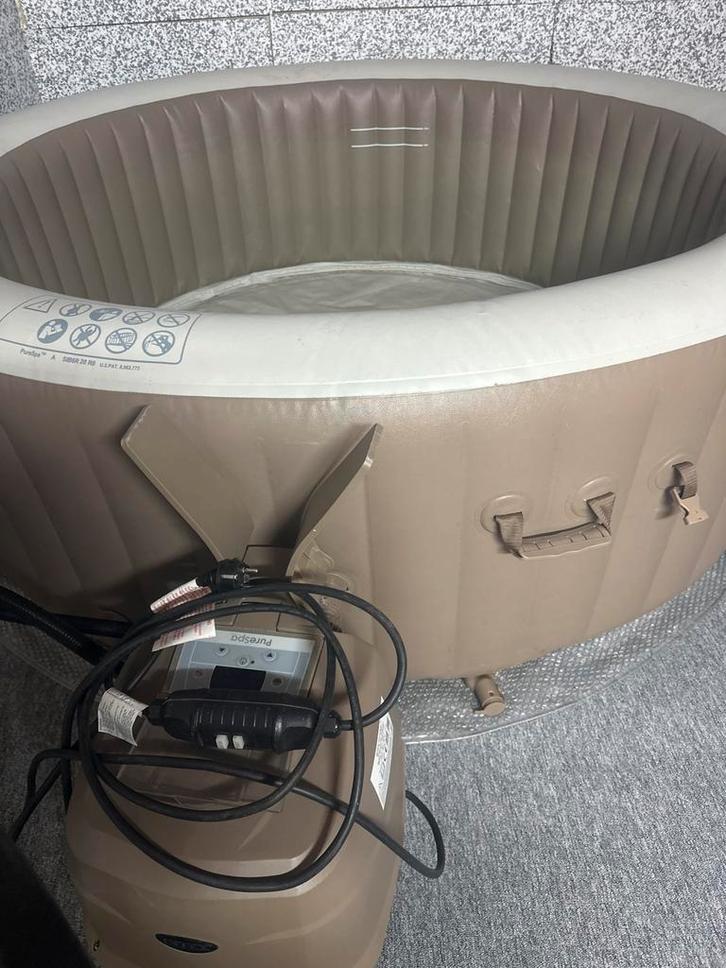 Opblaasbare Spa / Jacuzzi, Tuin en Terras, Bubbelbaden en Hottubs, Gebruikt, Opblaasbaar, Filter, Ophalen