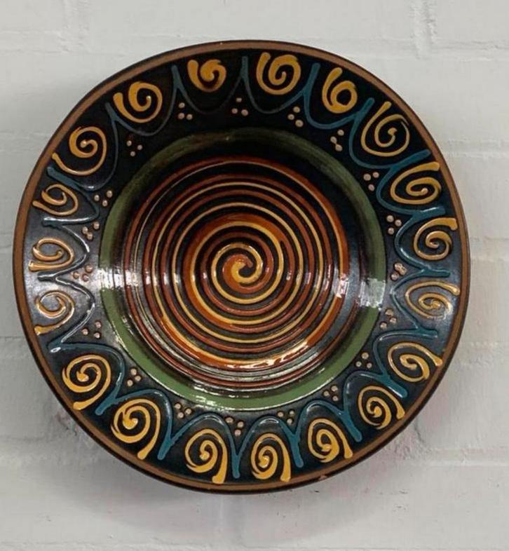 Bord drie mooie antieke bruine klei wandborden., Antiek en Kunst, Antiek | Wandborden en Tegels, Ophalen of Verzenden