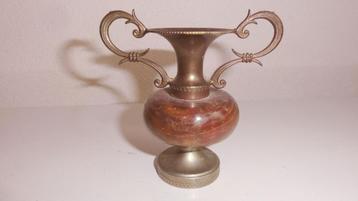 Vaasje, antiek bestaande uit 3 dele, bijzonder materiaal beschikbaar voor biedingen