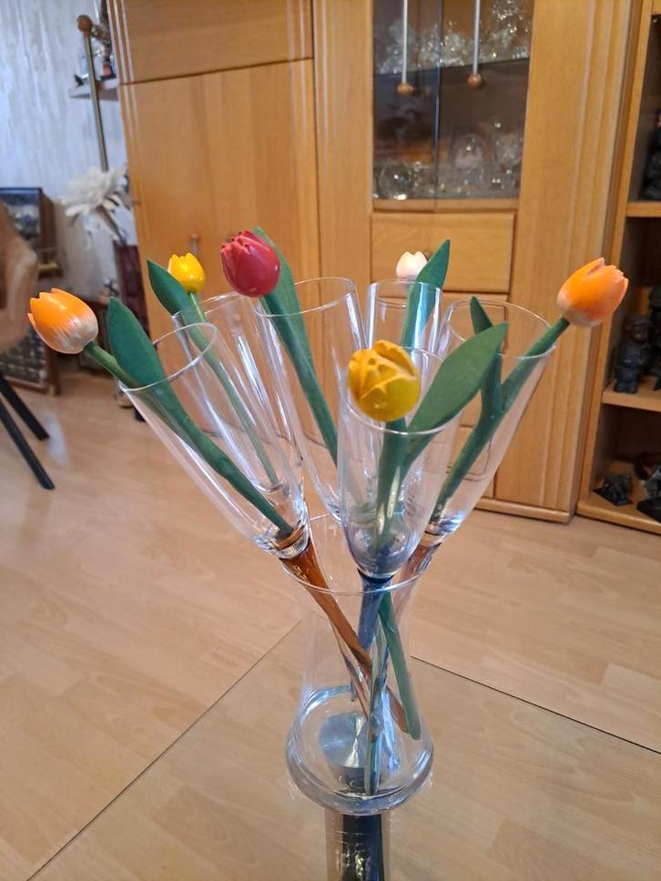 Set champagneglazen in vaas, decoratief met houten tulpen, Huis en Inrichting, Woonaccessoires | Vazen, Zo goed als nieuw, Overige kleuren