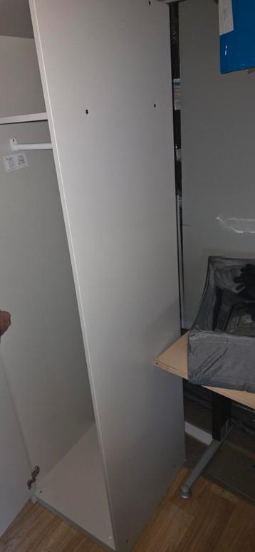 2 bijna nieuwe klerenkasten