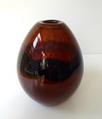 Glazen vaas roodbruin zwarte band en goudkleur 2696-g, Antiek en Kunst, Ophalen of Verzenden