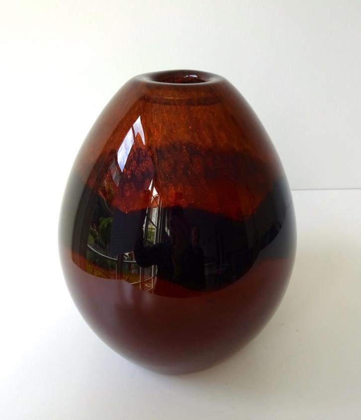 Glazen vaas roodbruin zwarte band en goudkleur 2696-g, Antiek en Kunst, Antiek | Glas en Kristal, Ophalen of Verzenden