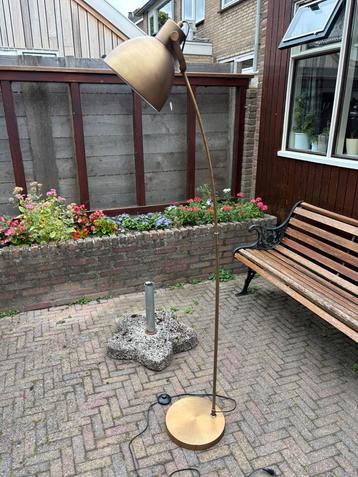 Staande lamp beschikbaar voor biedingen