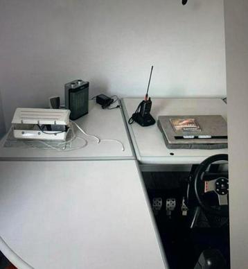 3 hoektafels + 1 middentafel losse / vaste game-tafel buro’s