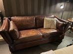 Twee Originele kasteelbanken leer bruin 2-zits, Huis en Inrichting, Gebruikt, Tweepersoons, Ophalen of Verzenden, Rechte bank