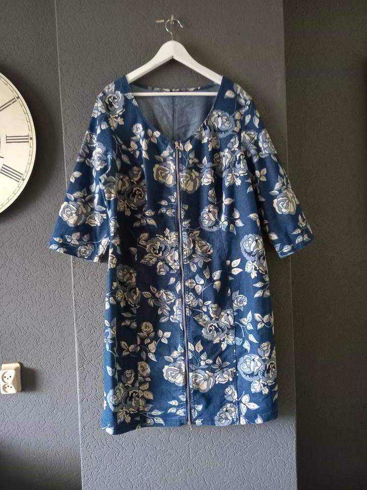 Spijkerjurk XL blauw met bloemen en rits, Kleding | Dames, Jurken, Zo goed als nieuw, Maat 46/48 (XL) of groter, Blauw, Knielengte
