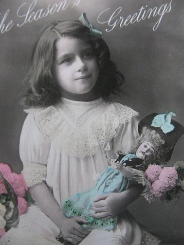 Antieke Kaart uit 1908 - Meisje met Pop / Kant Kraag beschikbaar voor biedingen