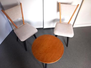 Vintage bijzettafel met twee stoelen beschikbaar voor biedingen