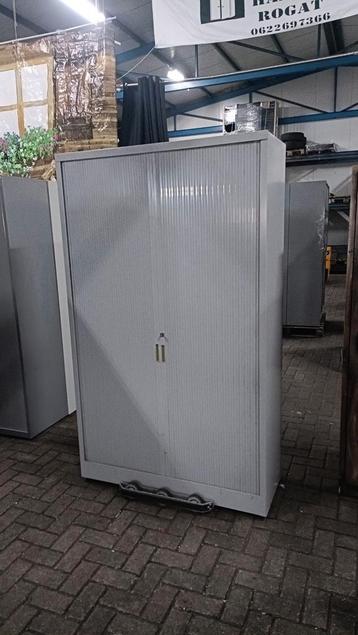 Metalen roldeurkast met grote lade onderin beschikbaar voor biedingen