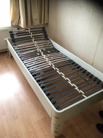 1persoonsbed lang 220x90 beschikbaar voor biedingen