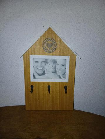 Houten Sleutelhouder met Fotolijst beschikbaar voor biedingen