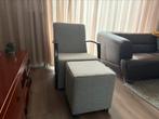 Fauteuil met hocker. Lichtgrijze stof z.g.a.n., Ophalen, Minder dan 75 cm, Zo goed als nieuw, Stof