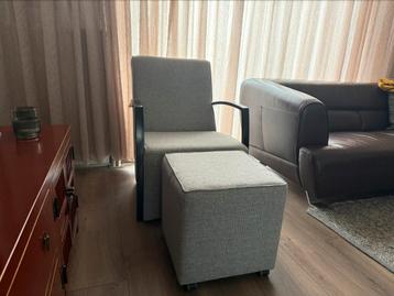 Fauteuil met hocker. Lichtgrijze stof z.g.a.n. beschikbaar voor biedingen