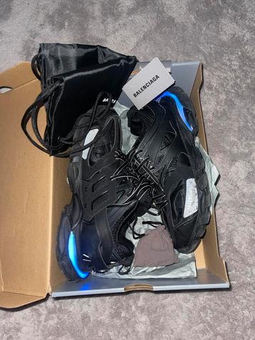 Balenciaga Track Led beschikbaar voor biedingen