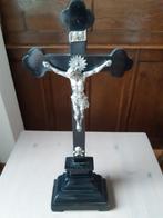 Staand kruisbeeld op zwarte ondergrond van hout, Ophalen of Verzenden