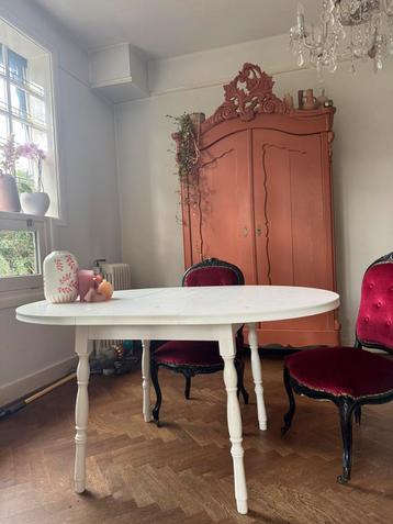 Witte houten uitschuif eettafel – vintage landelijke stijl beschikbaar voor biedingen