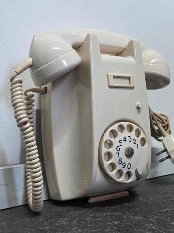 Vintage bakelieten PTT telefoon uit 1964.  beschikbaar voor biedingen