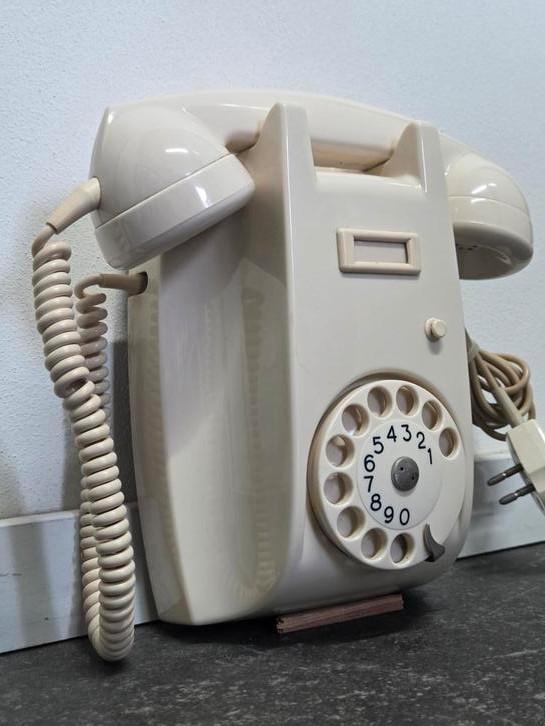 Vintage bakelieten PTT telefoon uit 1964., Telecommunicatie, Vaste telefoons | Niet Draadloos, Gebruikt, Bakeliet, Met draaischijf